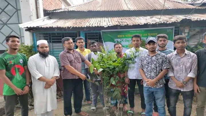 পাঁচ শতাধিক গাছ বিতরণ করল জাগ্রত আছিম গ্রন্থাগার